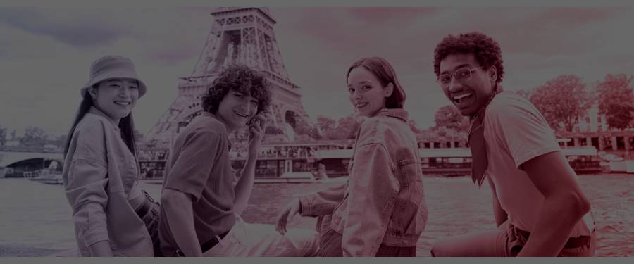 Étudiants devant la tour Eiffel