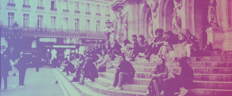 Étudiants sur les marches de l'Opéra